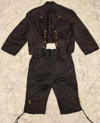 Traje de niño raso negro y dorado. Talla 2-3 años