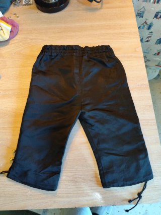 Traje de niño raso negro y dorado. Talla 2-3 años