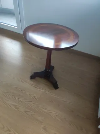 Mesa redonda de madera