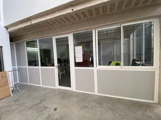 Ventana blanca con manilla y persiana