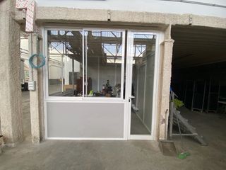 Ventana blanca con manilla y persiana