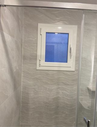 Ventana blanca con manilla y persiana