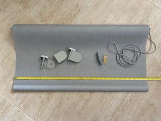 Estor enrollable gris y blanco