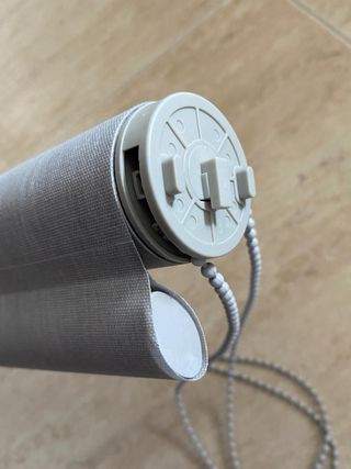 Estor enrollable gris y blanco