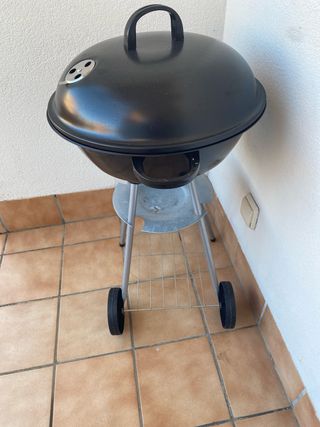 Barbacoa negra con ruedas