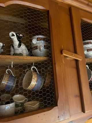 Alacena de madera para pared con puertas de rejill