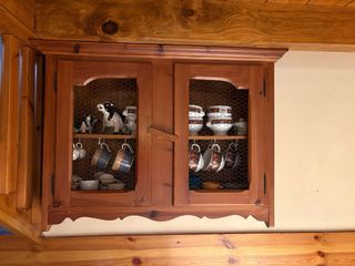 Alacena de madera para pared con puertas de rejill