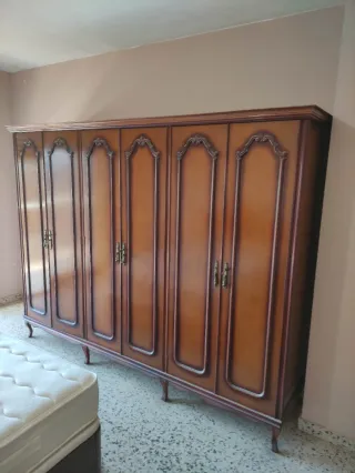 Muebles clásicos madera trabajada. Piso entero.