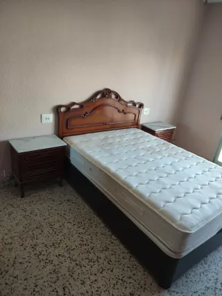 Muebles clásicos madera trabajada. Piso entero.