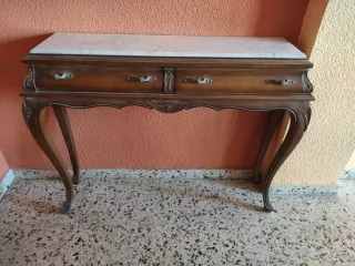 Muebles clásicos madera trabajada. Piso entero.