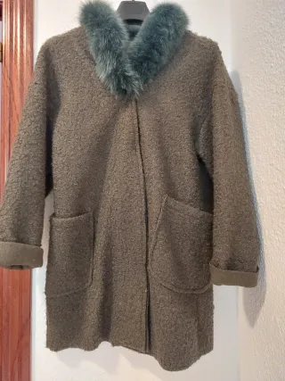 Abrigo verde con cuello de pelo