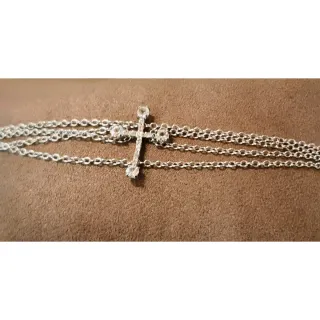 Bracciale con croce e zirconi a 4 fili.