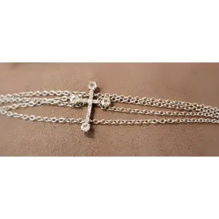 Bracciale con croce e zirconi a 4 fili.