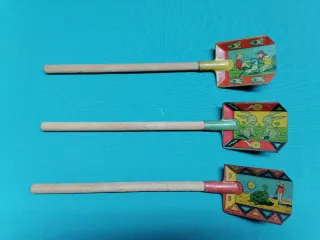 Antiguas palas juguete de hojalata con dibujos