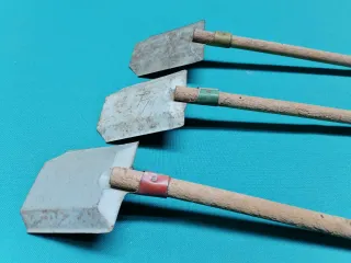 Antiguas palas juguete de hojalata con dibujos