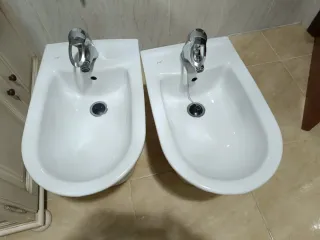 Bidé de cerámica blanco con grifería