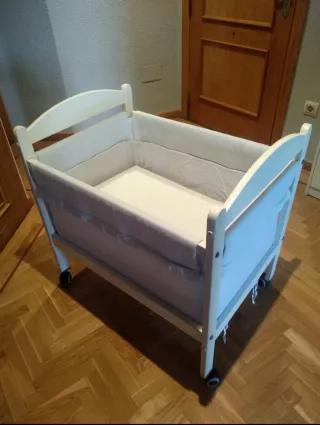 Minicuna para bebé con ruedas