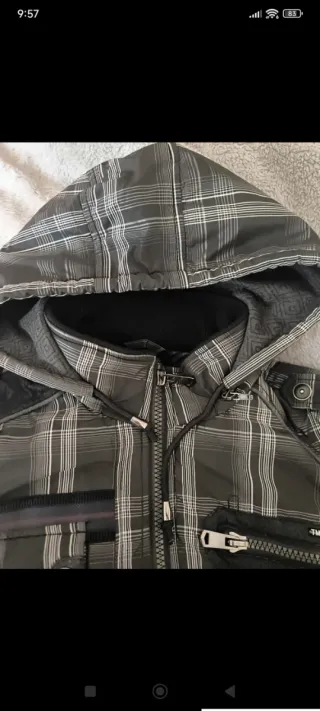 Chaqueta a cuadros con capucha