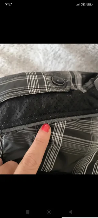 Chaqueta a cuadros con capucha