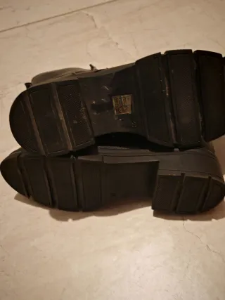 Anfibi neri con lacci e zip