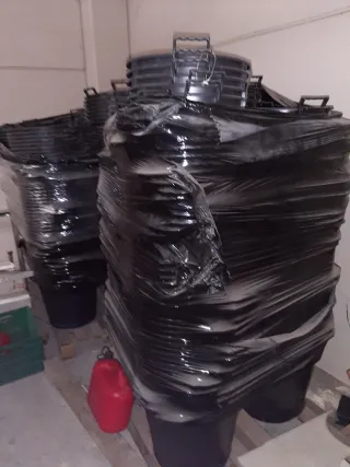 Macetas Negras de Plástico Apilables tengo 4 palet