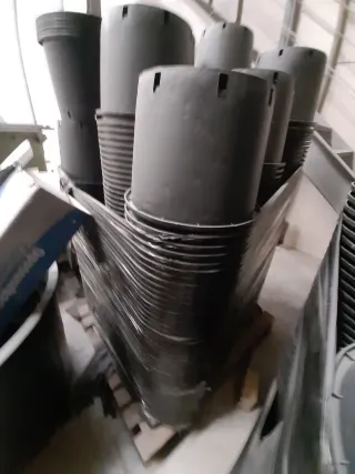 Macetas Negras de Plástico Apilables tengo 4 palet