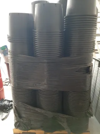 Macetas Negras de Plástico Apilables tengo 4 palet