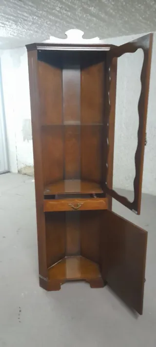 Vitrina esquinera de madera