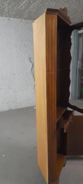 Vitrina esquinera de madera