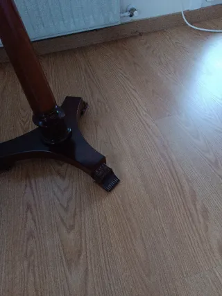 Mesa redonda de madera con diseño