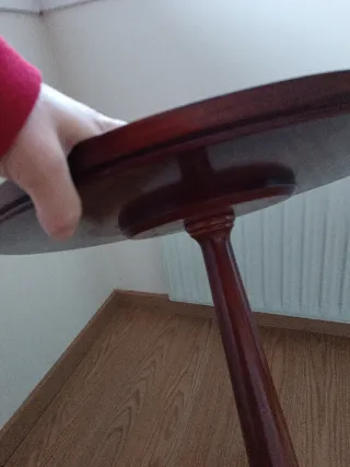 Mesa redonda de madera con diseño