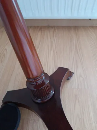 Mesa redonda de madera con diseño