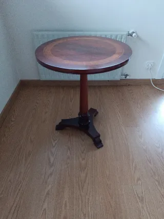 Mesa redonda de madera con diseño