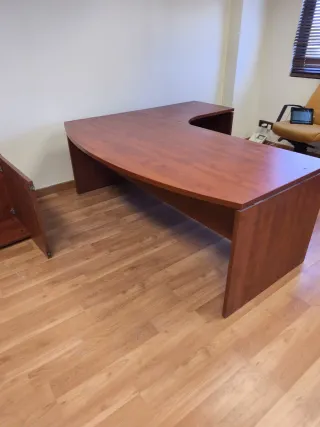 Mesa de oficina grande de madera