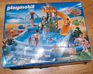 Playmobil Piscina con tobogán y figuras