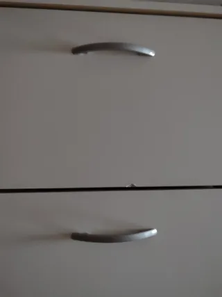 Mueble zapatero blanco y plateado