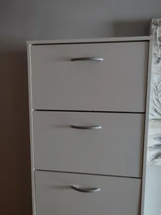 Mueble zapatero blanco y plateado