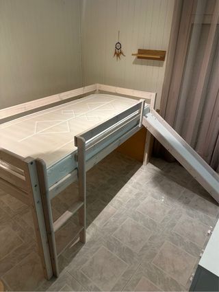 Cama alta con tobogán
