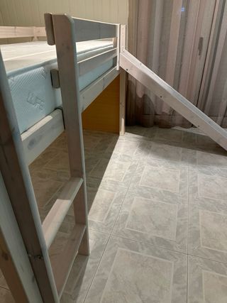 Cama alta con tobogán