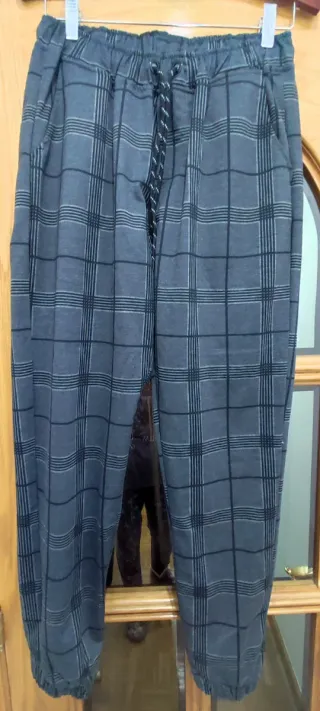 Pantalones de cuadros grises