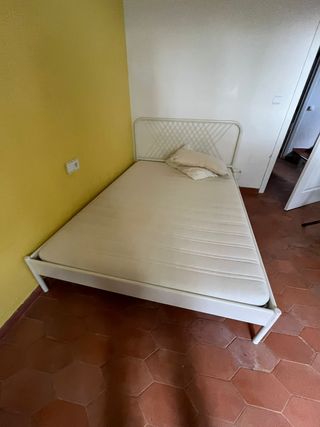 Cama individual metálica con cabecero de mimbre