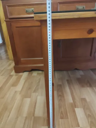 Mesa de madera con cristal.