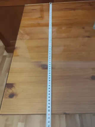 Mesa de madera con cristal.