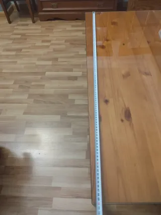 Mesa de madera con cristal.