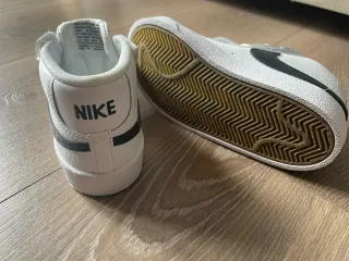 Nike Blazer Mid 77 Bambino EUR 27 nuove