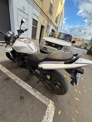Moto Naked Blanca y Negra