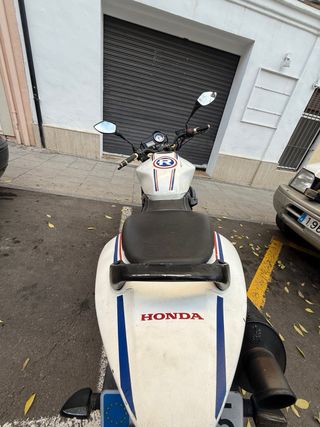 Moto Naked Blanca y Negra