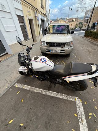 Moto Naked Blanca y Negra