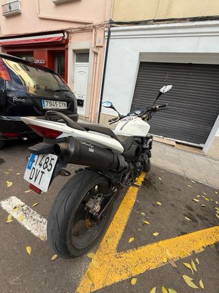 Moto Naked Blanca y Negra