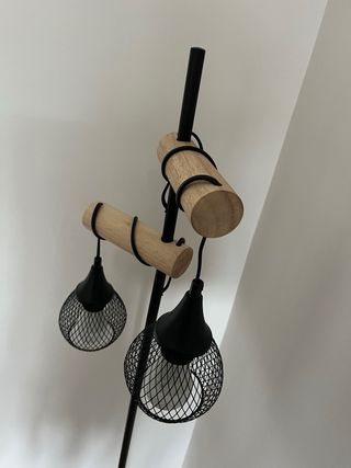 Lámpara de pie metal y madera
